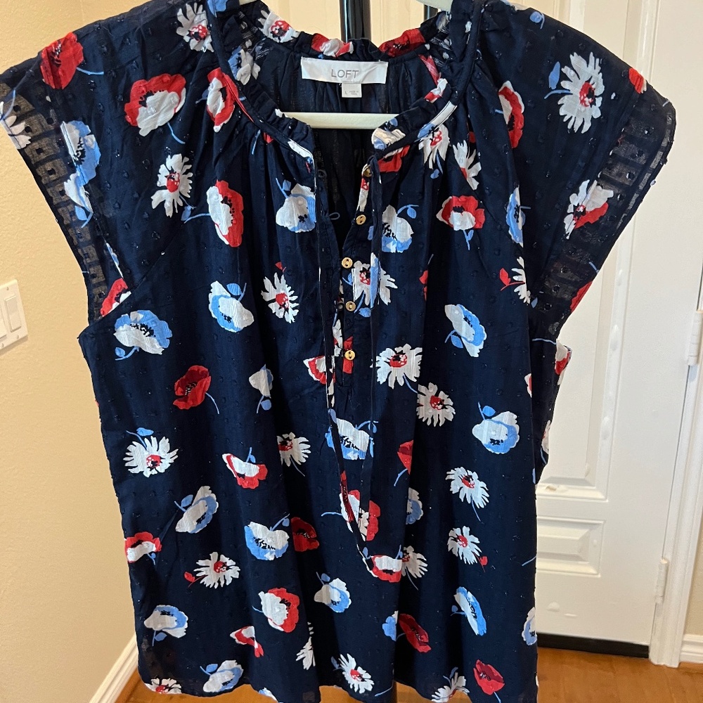 Ann Taylor LOFT Top, five buttons with a tie neck, cap sleeves, Navy floral